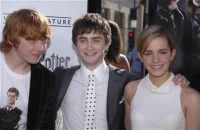 Rupert Grint junto a sus compañeros de la saga de Harry Potter, Daniel Radcliffe (centro) y Emma Watson
